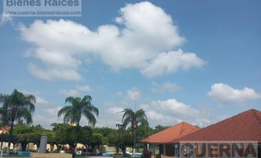 CASA EN VENTA ATRAS DE SUMIYA, ¡OPORTUNIDAD!, CON 3 HABITACIONES EN PLANTA BAJA, CANCHAS DE TENIS, ALBERCA Y VIGILANCIA
