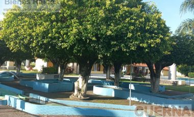 CASA EN VENTA ATRAS DE SUMIYA, ¡OPORTUNIDAD!, CON 3 HABITACIONES EN PLANTA BAJA, CANCHAS DE TENIS, ALBERCA Y VIGILANCIA
