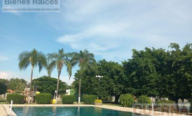 CASA EN VENTA ATRAS DE SUMIYA, ¡OPORTUNIDAD!, CON 3 HABITACIONES EN PLANTA BAJA, CANCHAS DE TENIS, ALBERCA Y VIGILANCIA