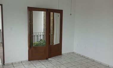 CASA EN VENTA EN BURGOS BUGAMBILIA CON ALBERCA CLIMATIZADA, HABITACIÓN EN PLANTA BAJA
