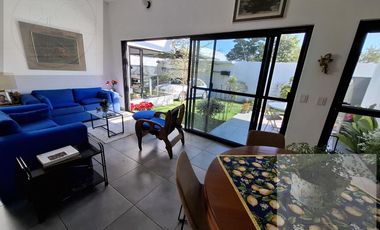 CASA EN VENTA A 10 MINUTOS DE CUERNAVACA, ATRAS DE SUMIYA, EN UN NIVEL, EN UNO DE LOS MEJORES CLIMAS DEL MUNDO