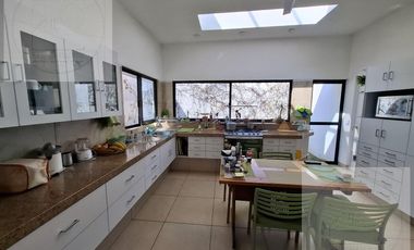 CASA EN VENTA A 10 MINUTOS DE CUERNAVACA, ATRAS DE SUMIYA, EN UN NIVEL, EN UNO DE LOS MEJORES CLIMAS DEL MUNDO
