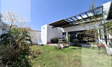CASA EN VENTA A 10 MINUTOS DE CUERNAVACA, ATRAS DE SUMIYA, EN UN NIVEL, EN UNO DE LOS MEJORES CLIMAS DEL MUNDO