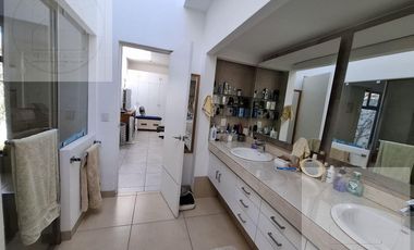 CASA EN VENTA A 10 MINUTOS DE CUERNAVACA, ATRAS DE SUMIYA, EN UN NIVEL, EN UNO DE LOS MEJORES CLIMAS DEL MUNDO
