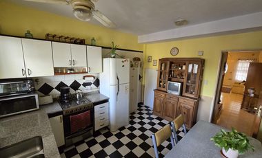 VENTA DÚPLEX 4 AMBIENTES EN CARAPACHAY