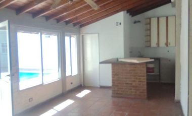 Casas en venta  - 8 dormitorios 3 baños - 260mts2 - Adrogue