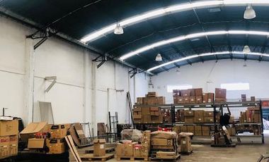 Dos locales con galpón en venta, en Av. Cazón, Tigre