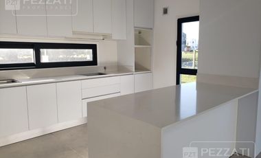 Casa en  venta en Barrio Privado Rumenco Joven. 3 dormitorios (1 suite) . Garage doble. Jardin