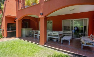 Casa de 5 ambientes con dependencia de servicio en venta, en Martínez.