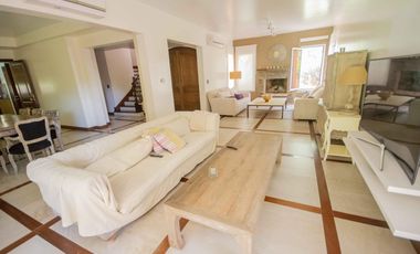 Casa de 5 ambientes con dependencia de servicio en venta, en Martínez.