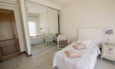 Casa de 5 ambientes con dependencia de servicio en venta, en Martínez.