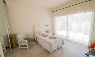 Casa de 5 ambientes con dependencia de servicio en venta, en Martínez.