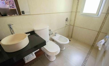 Casa de 5 ambientes con dependencia de servicio en venta, en Martínez.