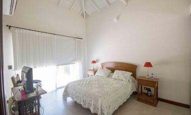 Casa de 5 ambientes con dependencia de servicio en venta, en Martínez.