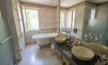 Casa de 5 ambientes con dependencia de servicio en venta, en Martínez.