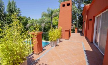 Casa de 5 ambientes con dependencia de servicio en venta, en Martínez.