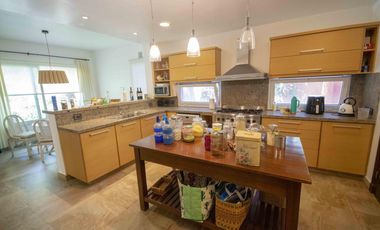 Casa de 5 ambientes con dependencia de servicio en venta, en Martínez.