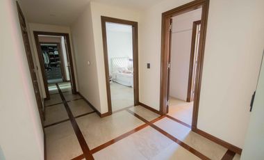 Casa de 5 ambientes con dependencia de servicio en venta, en Martínez.