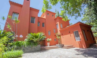 Casa de 5 ambientes con dependencia de servicio en venta, en Martínez.