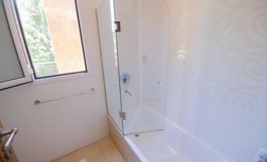 Casa de 5 ambientes con dependencia de servicio en venta, en Martínez.