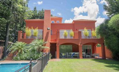 Casa de 5 ambientes con dependencia de servicio en venta, en Martínez.