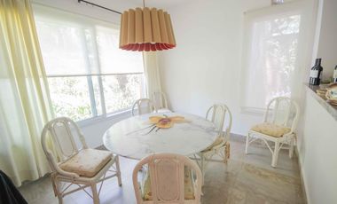 Casa de 5 ambientes con dependencia de servicio en venta, en Martínez.