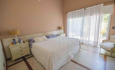 Casa de 5 ambientes con dependencia de servicio en venta, en Martínez.