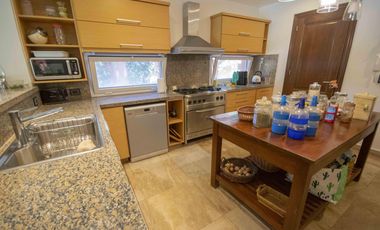 Casa de 5 ambientes con dependencia de servicio en venta, en Martínez.