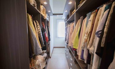 Casa de 5 ambientes con dependencia de servicio en venta, en Martínez.