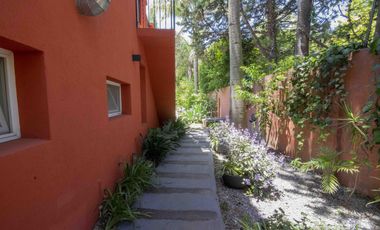 Casa de 5 ambientes con dependencia de servicio en venta, en Martínez.