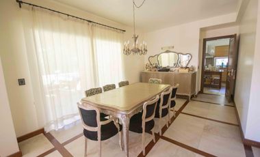 Casa de 5 ambientes con dependencia de servicio en venta, en Martínez.
