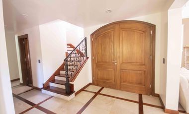 Casa de 5 ambientes con dependencia de servicio en venta, en Martínez.