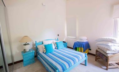 Casa de 5 ambientes con dependencia de servicio en venta, en Martínez.