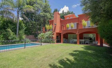 Casa de 5 ambientes con dependencia de servicio en venta, en Martínez.