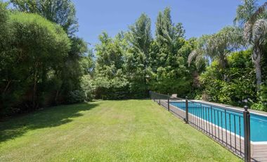 Casa de 5 ambientes con dependencia de servicio en venta, en Martínez.