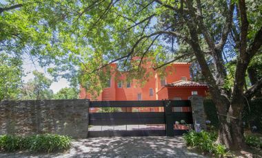 Casa de 5 ambientes con dependencia de servicio en venta, en Martínez.