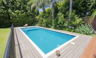 Casa de 5 ambientes con dependencia de servicio en venta, en Martínez.
