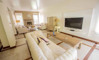 Casa de 5 ambientes con dependencia de servicio en venta, en Martínez.