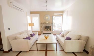 Casa de 5 ambientes con dependencia de servicio en venta, en Martínez.