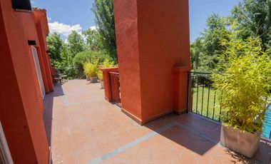 Casa de 5 ambientes con dependencia de servicio en venta, en Martínez.