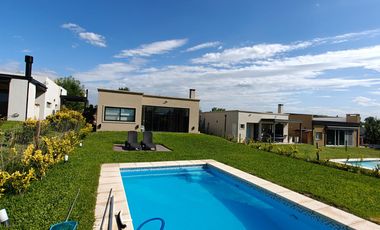 Casa con pileta en Santa Elena - Pilar del Este