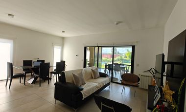 Casa con pileta en Santa Elena - Pilar del Este