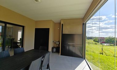 Casa con pileta en Santa Elena - Pilar del Este