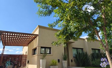 Casa con pileta en Santa Elena - Pilar del Este
