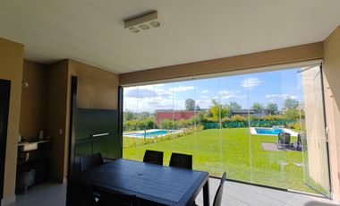Casa con pileta en Santa Elena - Pilar del Este