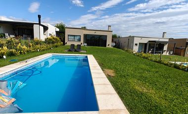 Casa con pileta en Santa Elena - Pilar del Este