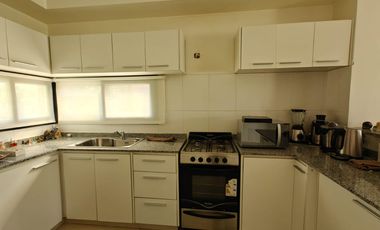 Casa con pileta en Santa Elena - Pilar del Este