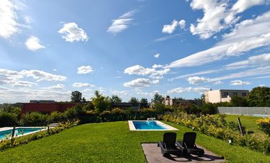 Casa con pileta en Santa Elena - Pilar del Este