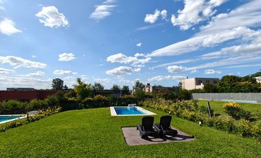 Casa con pileta en Santa Elena - Pilar del Este