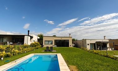 Casa con pileta en Santa Elena - Pilar del Este